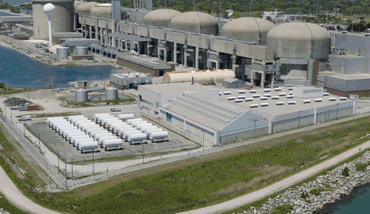 image: Installation de gestion des déchets de Pickering avec la ZSCT à gauche et la zone de stockage à sec du combustible usé à droite