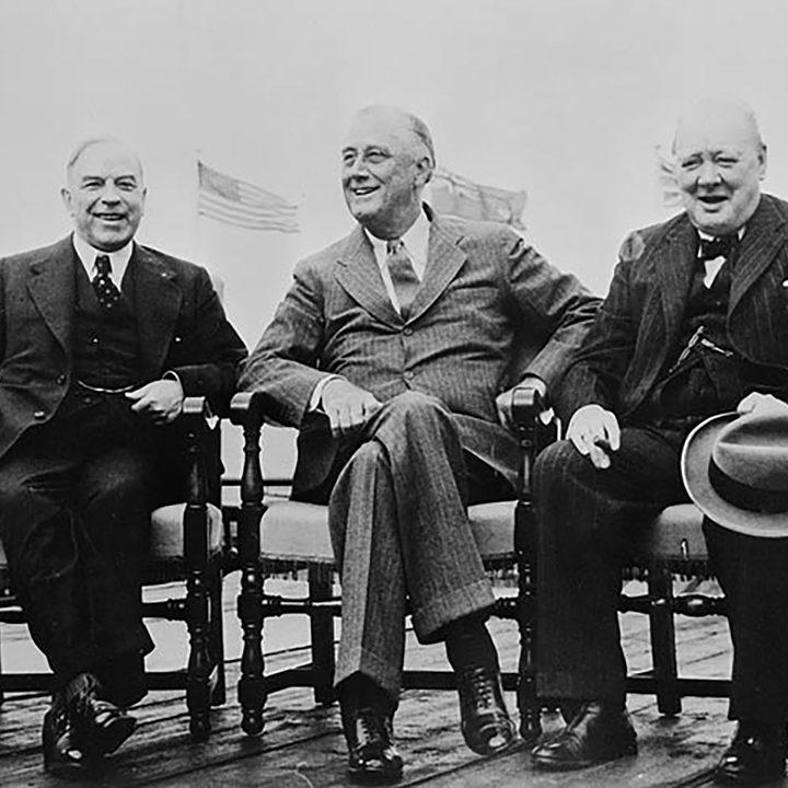 Trois dirigeants
mondiaux sont assis sur des fauteuils et sourient.