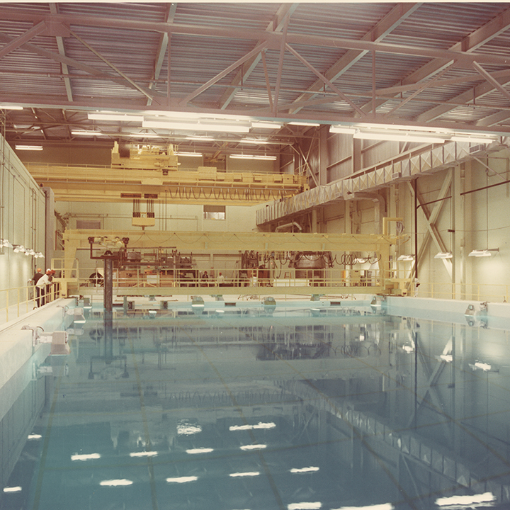 La piscine de combustible usé est remplie deau qui réfléchit la
lumière vive des plafonniers industriels.