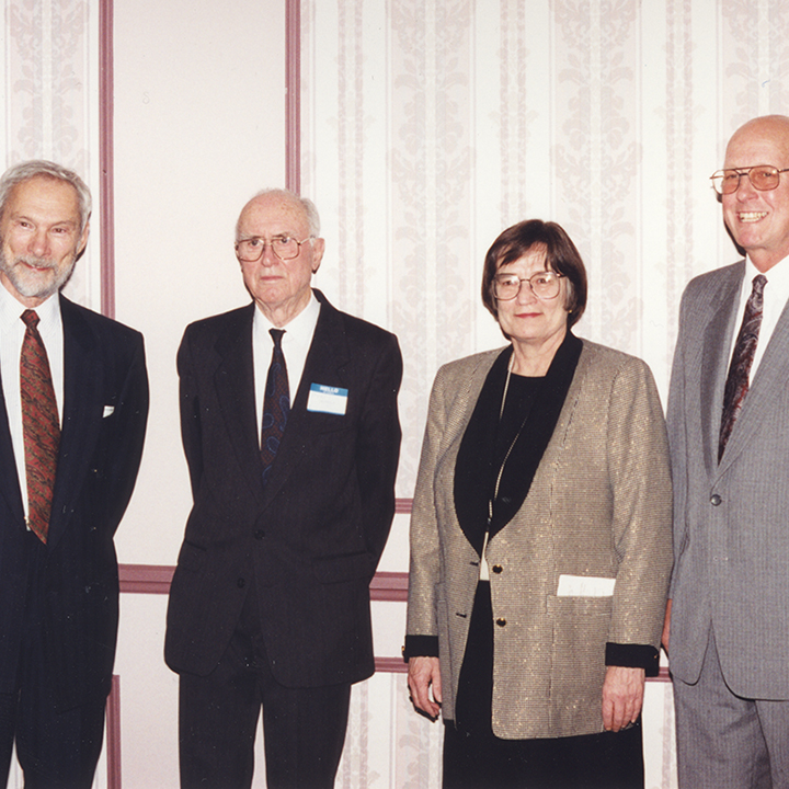 Habillés de façon
formelle pour souligner cet anniversaire, 4 présidents anciens et actuels
de la Commission de contrôle de lénergie atomique posent pour une photo.
