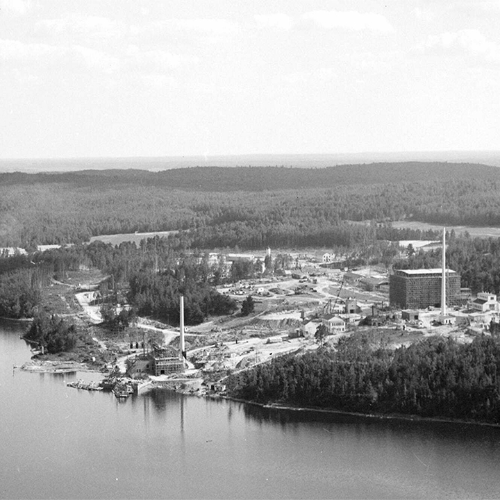 Vue aérienne des
Laboratoires de Chalk River, y compris une section de la rivière.