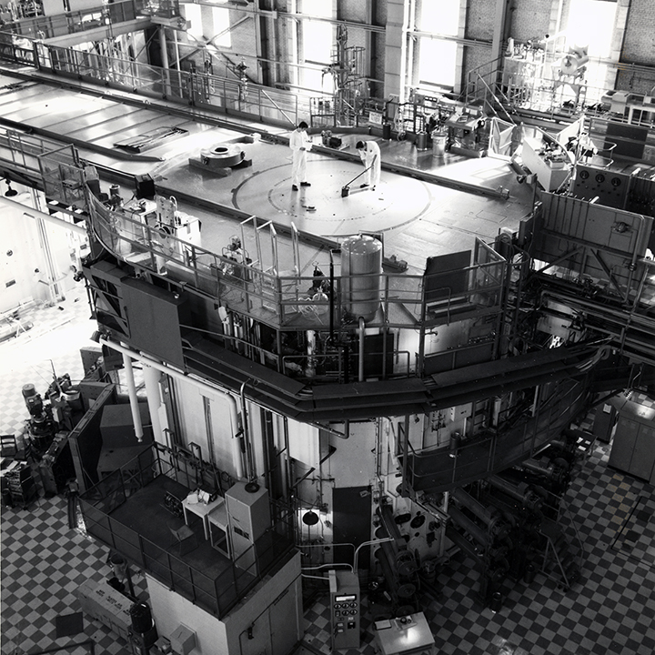 Vue
intérieure des Laboratoires de Chalk River, avec le réacteur NRX réparé
en gros plan.