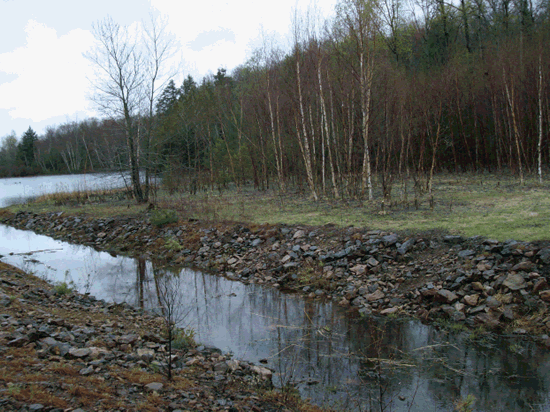 image: Déversoir du bassin de résidus sud de l'installation de stockage de résidus de Bicroft