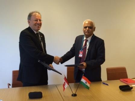 M. Michael Binder, président de la CCSN et M. S.A. Bhardwaj, président la Commission  de réglementation de l’énergie atomique de l’Inde