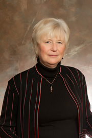 Photo de Mme Stella Swanson, Ph. D., commissaire temporaire de la Commission canadienne de sÃ»retÃ© nuclÃ©aire, prÃ©side actuellement la Commission dâ€™examen conjoint pour le projet de stockage de dÃ©chets radioactifs Ã  faible et moyenne activitÃ© dans des formations gÃ©ologiques profondes