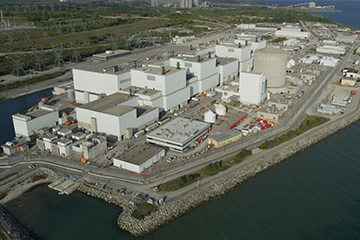 Vue aérienne de la centrale de Darlington, située près d’une vaste étendue d’eau.