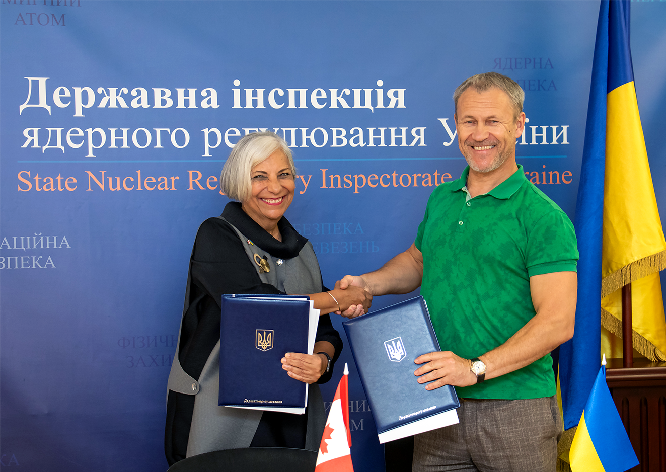 Rumina Velshi, présidente de la CCSN (à gauche) et Oleh Korikov, président par intérim du Service national ukrainien d’inspection de la réglementation nucléaire (à droite)