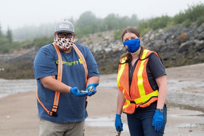 Employées de la CCSN et un représentant de MTI prélevant des échantillons de coques près du site de Point Lepreau en 2021.