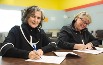 Wendy Jocko, Algonquins of Pikwakanagan First Nation Chief (left), and Clare Cattrysse, CNSC Director of Indigenous and Stakeholder Relations (right), signing the terms of reference for long-term engagement with Algonquins of Pikwakanagan First Nation.