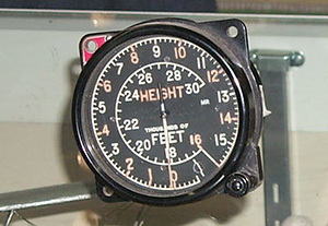 Un instrument de navigation d’aéronef avec lettres, chiffres et pointeurs couverts d’une peinture au radium.