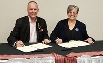 Jason Cameron, vice-président et chef des communications, et Margaret Froh, présidente de la Nation métisse de l’Ontario, signent le cadre de référence à Owen Sound, en Ontario.