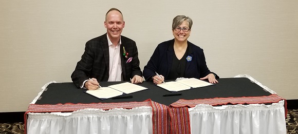 Jason Cameron, vice-président et chef des communications, et Margaret Froh, présidente de la Nation métisse de l’Ontario, ont signé le cadre de référence à Owen Sound, en Ontario.
