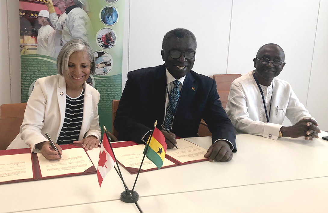 Rumina Velshi, présidente de la CCSN (à gauche) et professeur Kwabena Frimpong-Boateng (à droite), ministre de l’environnement, de la science, de la technologie et de l’innovation – Ghana