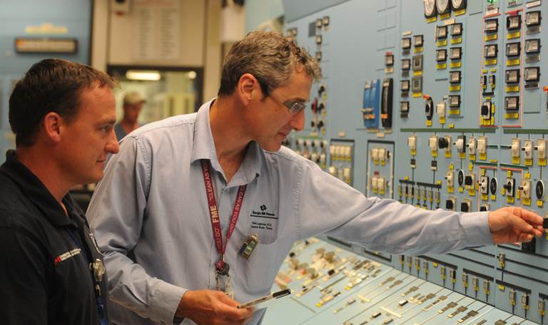 Personnel de la CCSN au cours d'une inspection à la centrale nucléaire de Point Lepreau. 