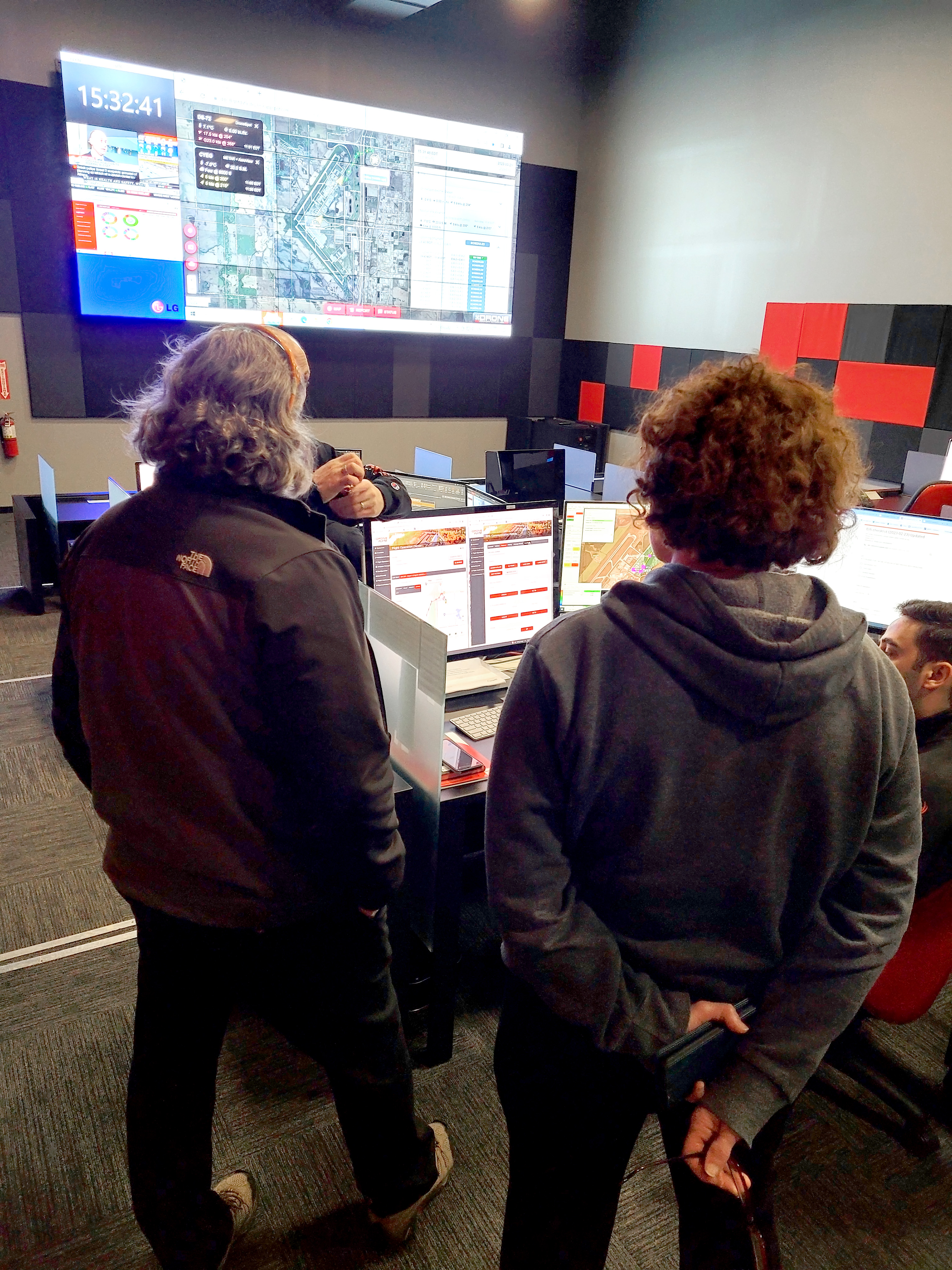 Personnel d’inspection de la CCSN surveillant les activités à partir de la salle de commande.