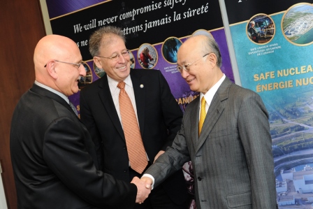 M. Michael Binder et M. Ramzi Jammal, Président et Premier vice-président et chef de la réglementation des opérations de la CCSN accueillent M. Yukiya Amano, directeur général de l'AIEA