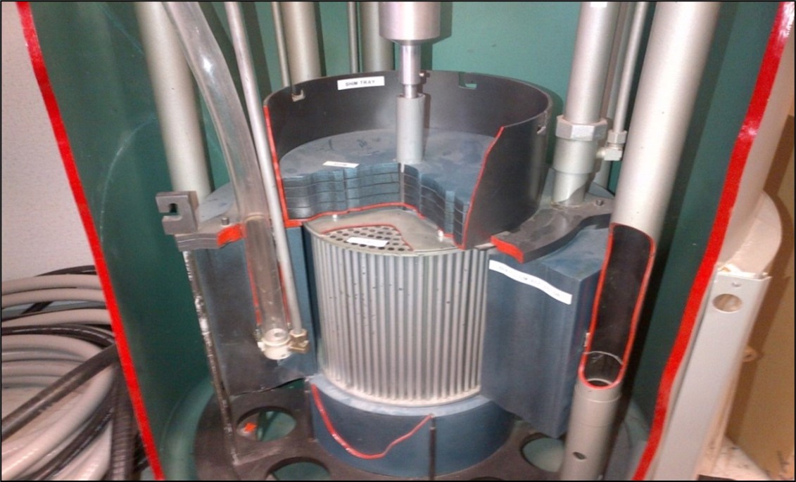 La photographie montre le cœur du réacteur, qui ressemble à un petit cylindre métallique.