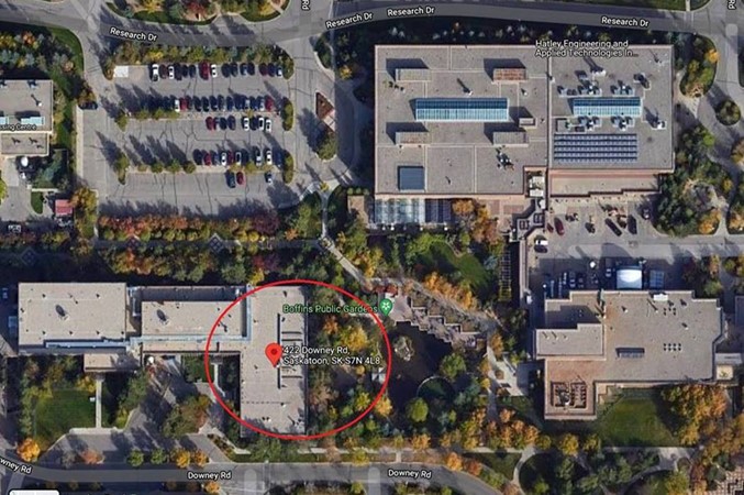 Photographie aérienne de l’installation délimitée par un cercle rouge. L’installation est entourée de végétation et située près de quelques bâtiments.