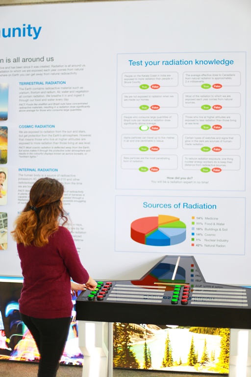 Text Box: Un membre du public consulte une nouvelle exposition interactive sur les rayonnements au centre pour les visiteurs de Bruce Power.
