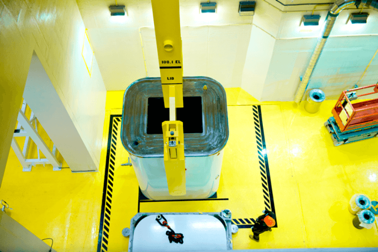 Text Box: Le combustible usé est stocké dans de grands conteneurs de béton armé connus sous le nom de silos de stockage à sec. Chaque tonneau contient environ 400 grappes de combustible.