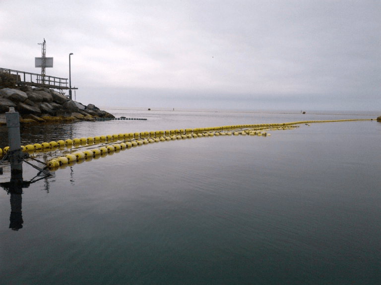 Text Box: Une barrière en filet est une des mesures d'atténuation servant à réduire le nombre de décès de poissons dus à l’entraînement et à l’impaction dans la prise d’eau à la centrale nucléaire de Pickering. 