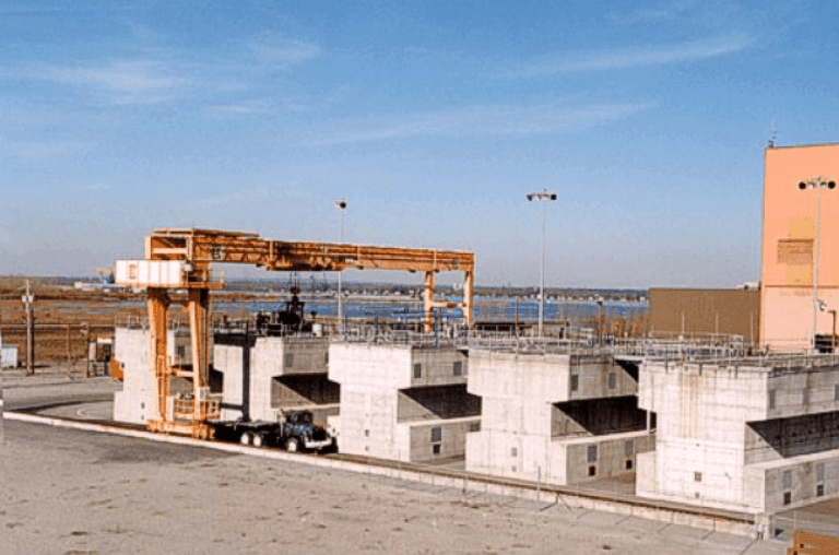 Text Box: Installation de stockage à sec en surface au site de la centrale nucléaire Gentilly-2. 