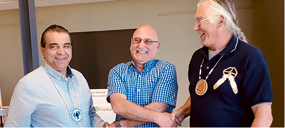 Figure 1 : Ramzi Jammal, premier vice-président et chef de la réglementation des opérations à la CCSN, et les chefs Lester Anoquot et Greg Nadjiwon ont signé le mandat le 21 mai 2019 au Bruce County Museum and Cultural Centre de Southampton, en Ontario.
