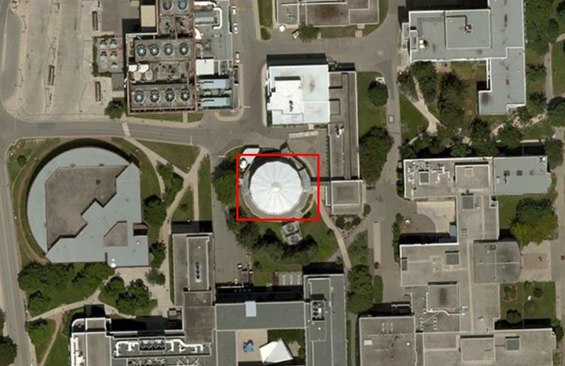 Cette image présente une vue aérienne du réacteur nucléaire McMaster, situé sur le campus de l’Université McMaster à Hamilton (Ontario)