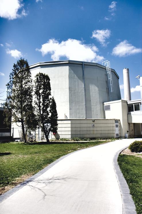 Cette image présente une vue, du sol, du réacteur nucléaire McMaster sur le campus de l’Université McMaster à Hamilton (Ontario)