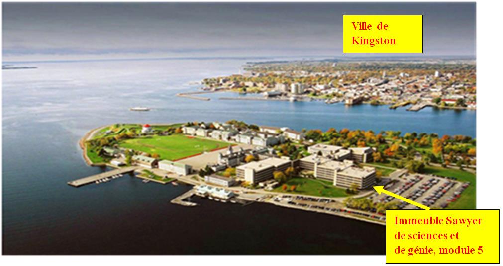 Cette image présente une vue aérienne du complexe du Collège militaire royal du Canada à Kingston (Ontario). On y voit l’immeuble Sawyer de sciences et d’ingénierie, où se trouve l’installation SLOWPOKE-2
