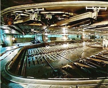 Cette image présente une vue de l’intérieur du cyclotron de 520 mégaélectronvolts (MeV), à TRIUMF