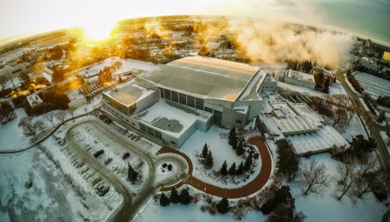 Cette image présente une vue aérienne de l’installation du Centre canadien de rayonnement synchrotron, sur le campus de l’Université de la Saskatchewan à Saskatoon (Saskatchewan)