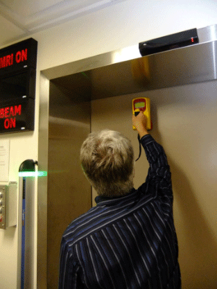 Inspecteur de la CCSN mesurant les débits de dose pendant une inspection