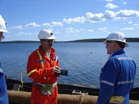 Inspecteurs de la CCSN discutant du rendement environnemental 