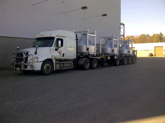 Cette photo montre un camion chargé de réservoirs portatifs remplis de trioxyde d’uranium (UO<sub/>3</sub>) qui seront transportés à l’Installation de conversion de Port Hope