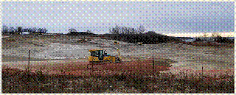 Image montrant une vue au niveau du sol des travaux de construction qui sont réalisés dans le cadre du projet de Port Granby.