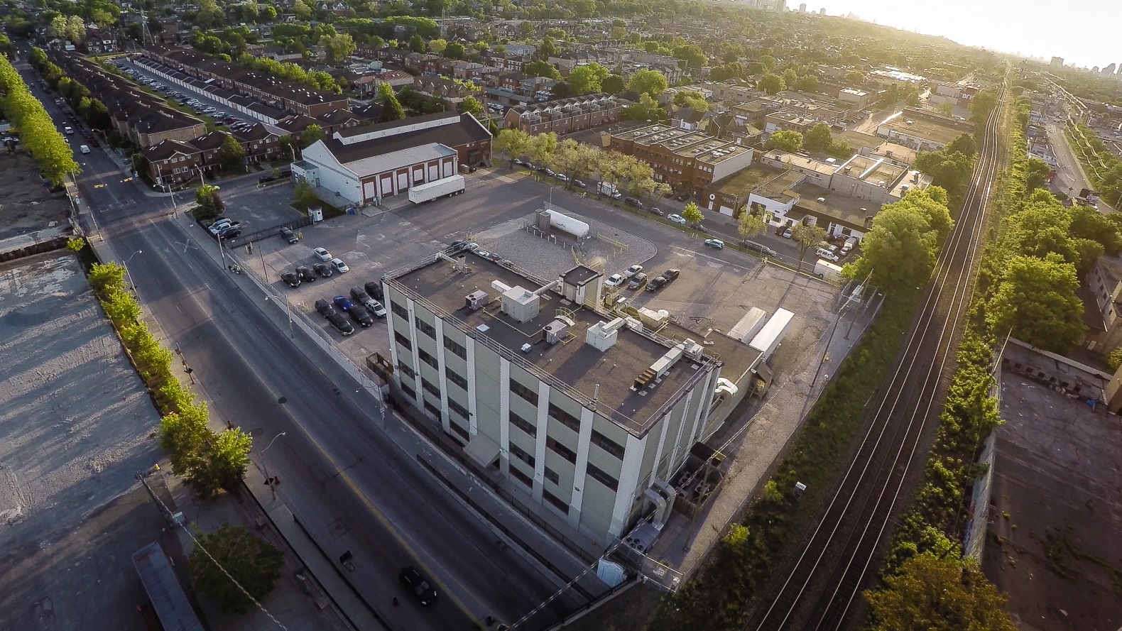 Cette photo montre une vue aérienne de l’installation de GEH-C à Toronto qui occupe un petit site dans la ville de Toronto