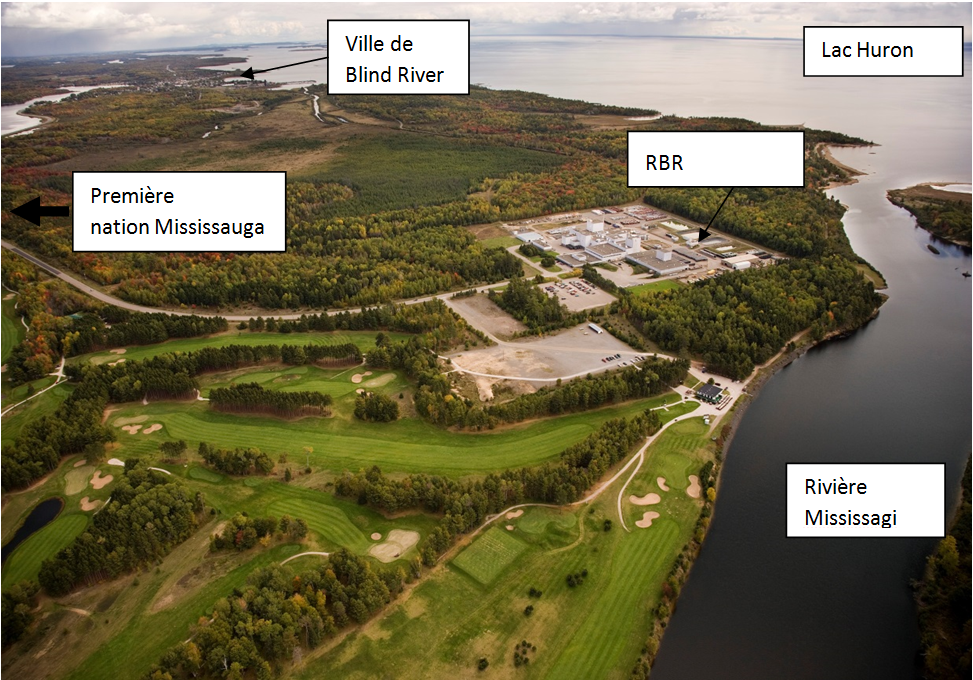 Cette figure présente une vue aérienne de la raffinerie de Cameco à Blind River (Ontario), désignée par le sigle RBR. La raffinerie de Blind River se situe à environ 5 km à l’ouest de Blind River, sur les rives sur lac Huron et de la rivière Mississagi