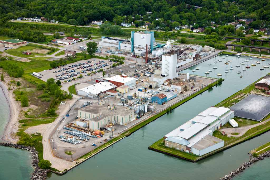 Cette photographie présente une vue aérienne du site 1 de l’Installation de conversion de Port Hope, située dans la municipalité de Port Hope (Ontario), sur la rive nord du lac Ontario