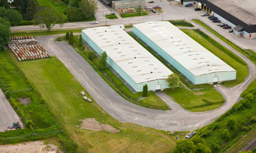 Cette photographie présente une vue aérienne du site 2 de l’Installation de conversion de Port Hope, située dans la municipalité de Port Hope (Ontario), sur la rive nord du lac Ontario