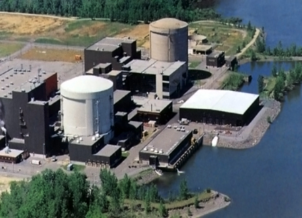 Photographie aérienne montrant la centrale nucléaire de Gentilly-1 et Gentilly-2.