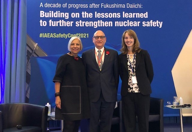 Rumina Velshi, présidente de la CCSN, Ramzi Jammal, premier vice-président et chef de la réglementation des opérations, et Liane Sauer, vice-présidente intérimaire et dirigeante principale des communications, à la conférence Fukushima 2021 de l’AIEA.