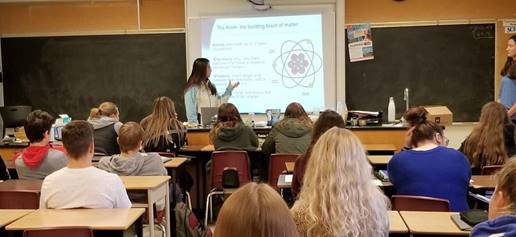 Photo d’étudiants qui apprennent les principes fondamentaux du rayonnement d’une employée de la CCSN