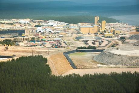 Vue aérienne de l’établissement de Cigar Lake avec l’amas C de stériles en avant-plan à droite