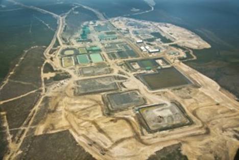 Vue aérienne de l’établissement de McArthur River avec les plateformes de stériles 1 à 4 en avant-plan au milieu