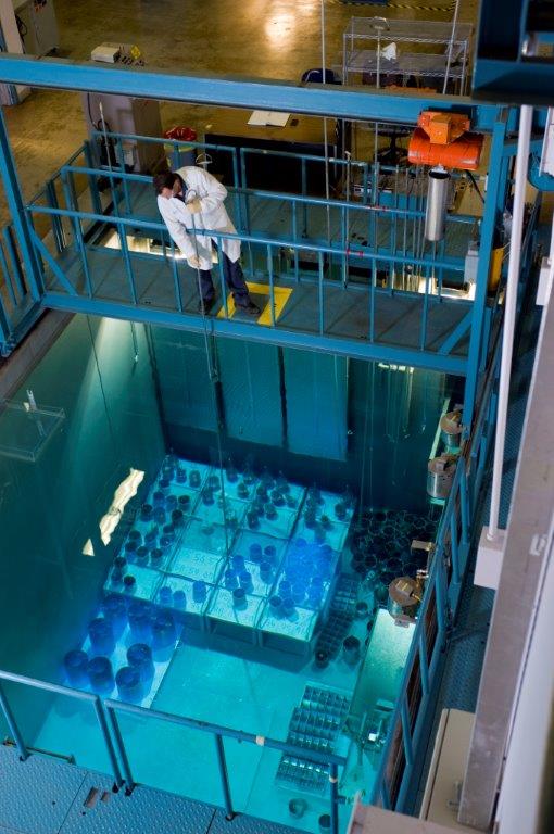 Cette photo montre un employé de Nordion qui procède à une inspection au-dessus de la piscine de stockage du cobalt