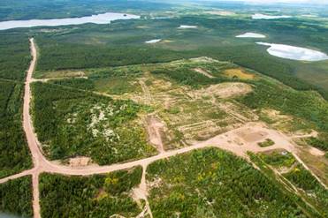 Image de la zone de gestion des résidus de Cluff Lake après le déclassement, mais avant le rétablissement de la végétation