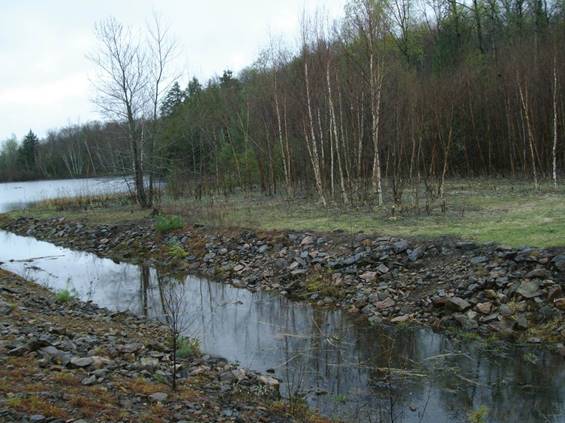 Image du déversoir du bassin de résidus sud de l’installation de stockage de résidus Bicroft