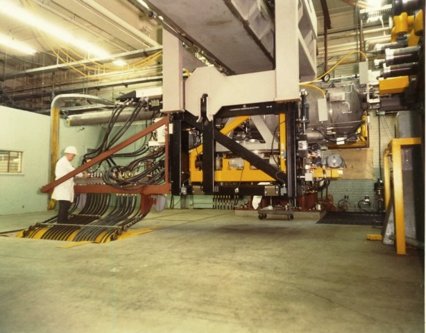 Figure 2: Machine de rechargement de combustible à la centrale nucléaire de Bruce