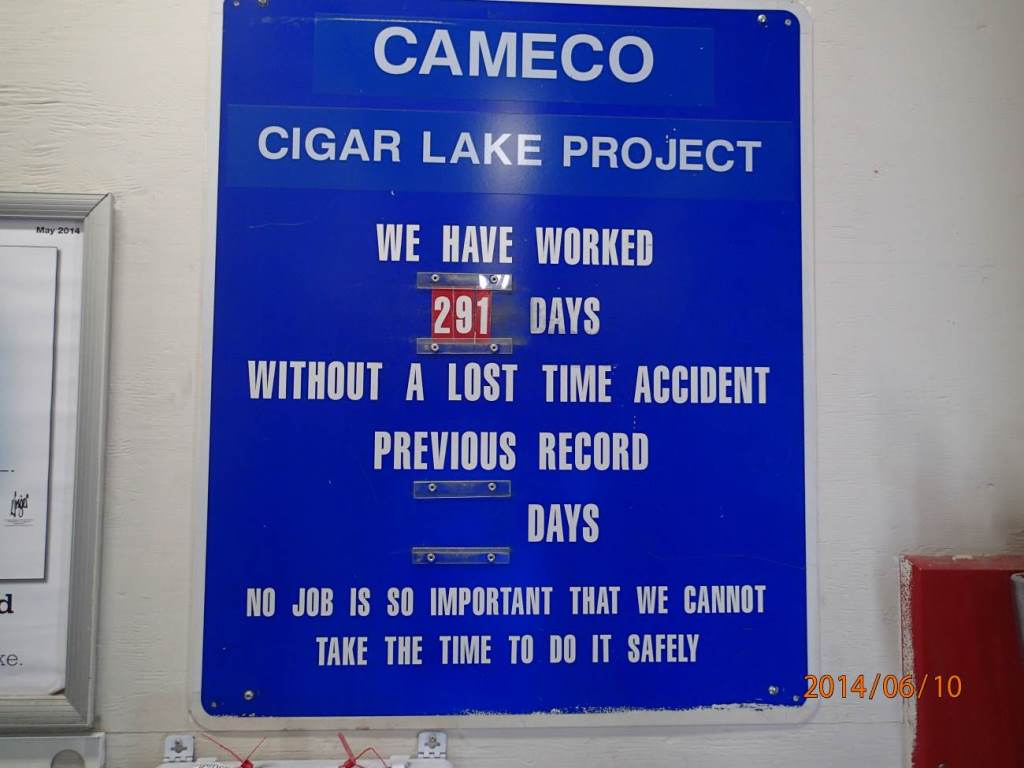 Panneau de signalisation à Cigar Lake montrant le nombre de jours (291) sans accident ayant entraîné une perte de temps.